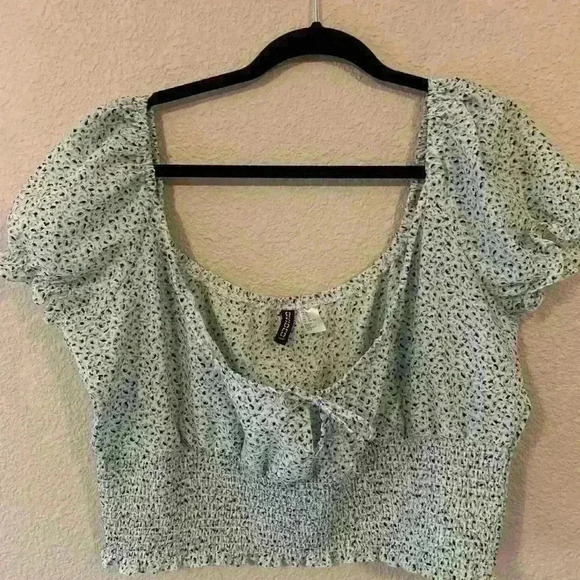 H&M Divided Cropped Smocked Floral puff sleeve - Picture 2 of 6